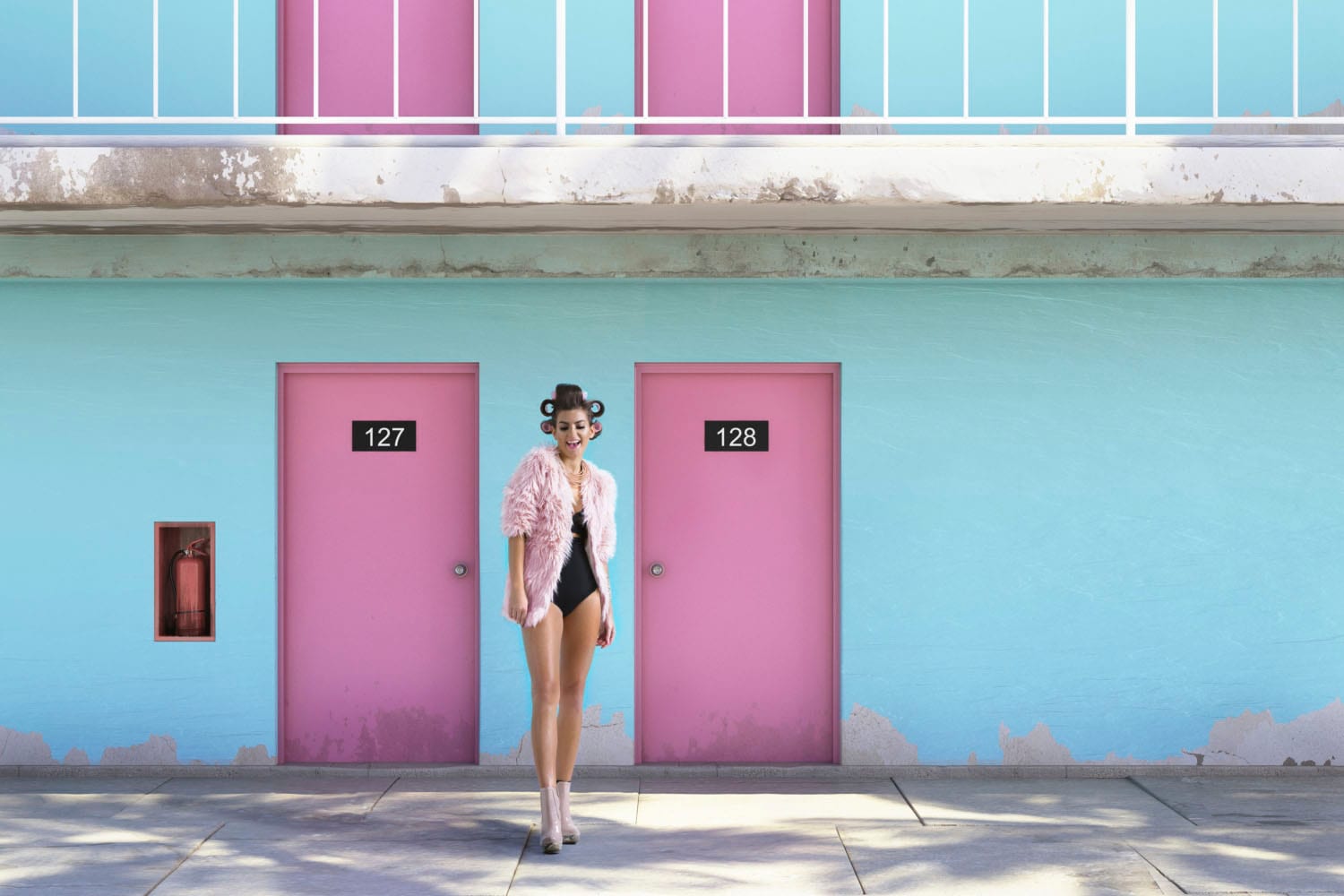 queence Acrylglasbild "Frau vor Hauswand" Bilder von Frauen  Fashion  Frau  Kunst  Mode Fine Art-Print in Galeriequalität von Queence