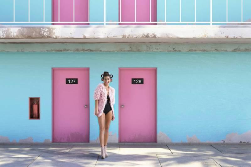 queence Acrylglasbild "Frau vor Hauswand" Bilder von Frauen  Fashion  Frau  Kunst  Mode Fine Art-Print in Galeriequalität von Queence