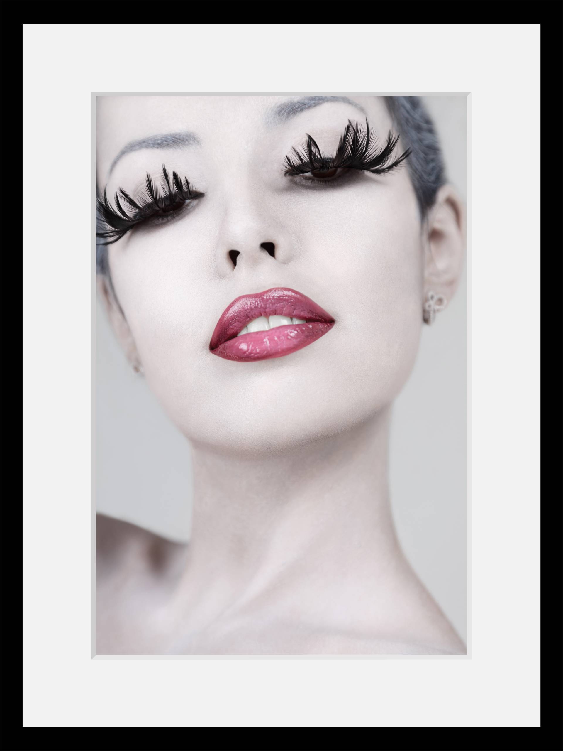 queence Bild "Lashes", Frau, Lashes, Frau mit langen Wimpern, gerahmt, Mascara von Queence