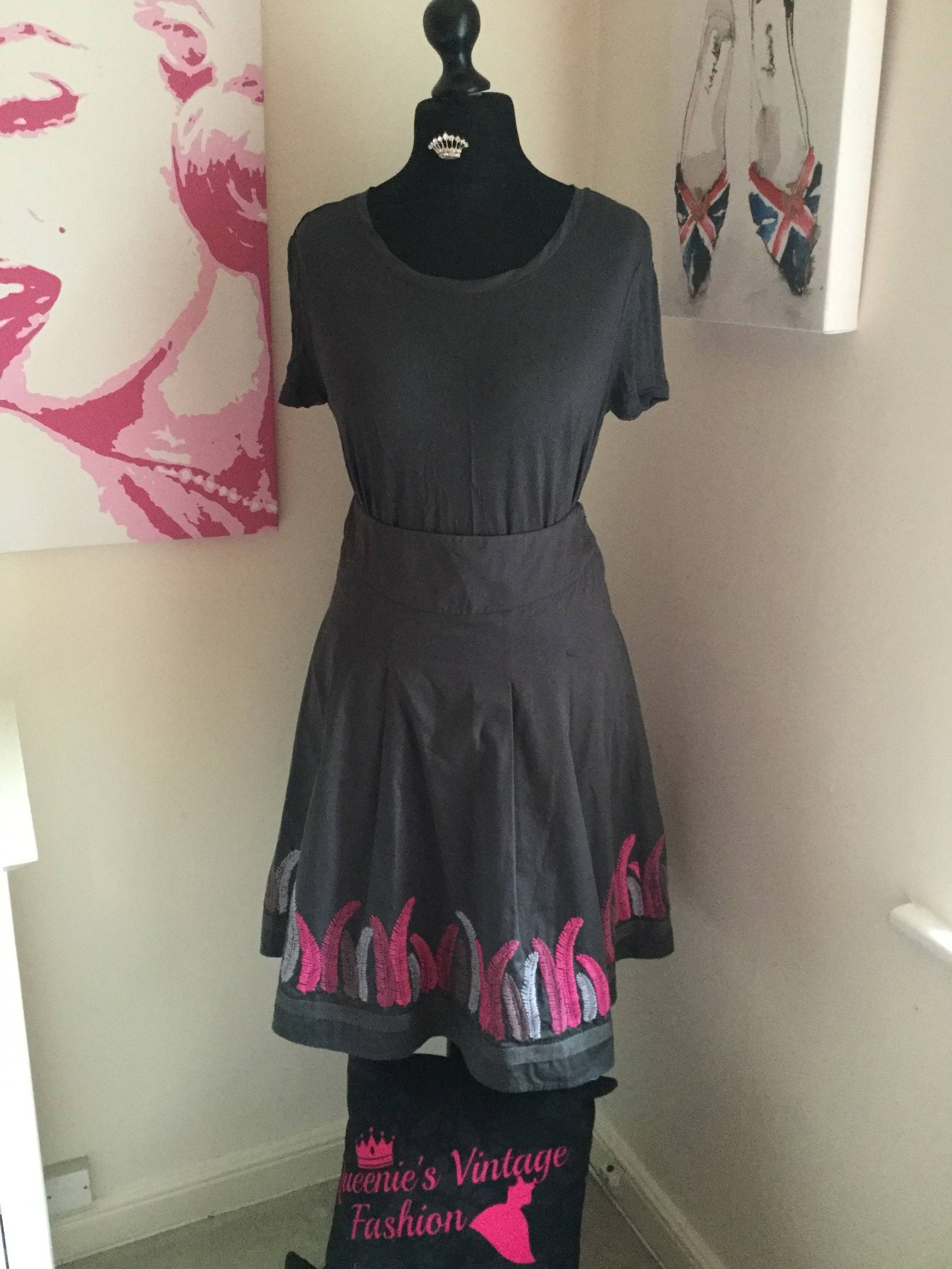 Great Plains Grey Rock Mit Rosa Leaf Detail Größe 10 von QueeniesVintageStore