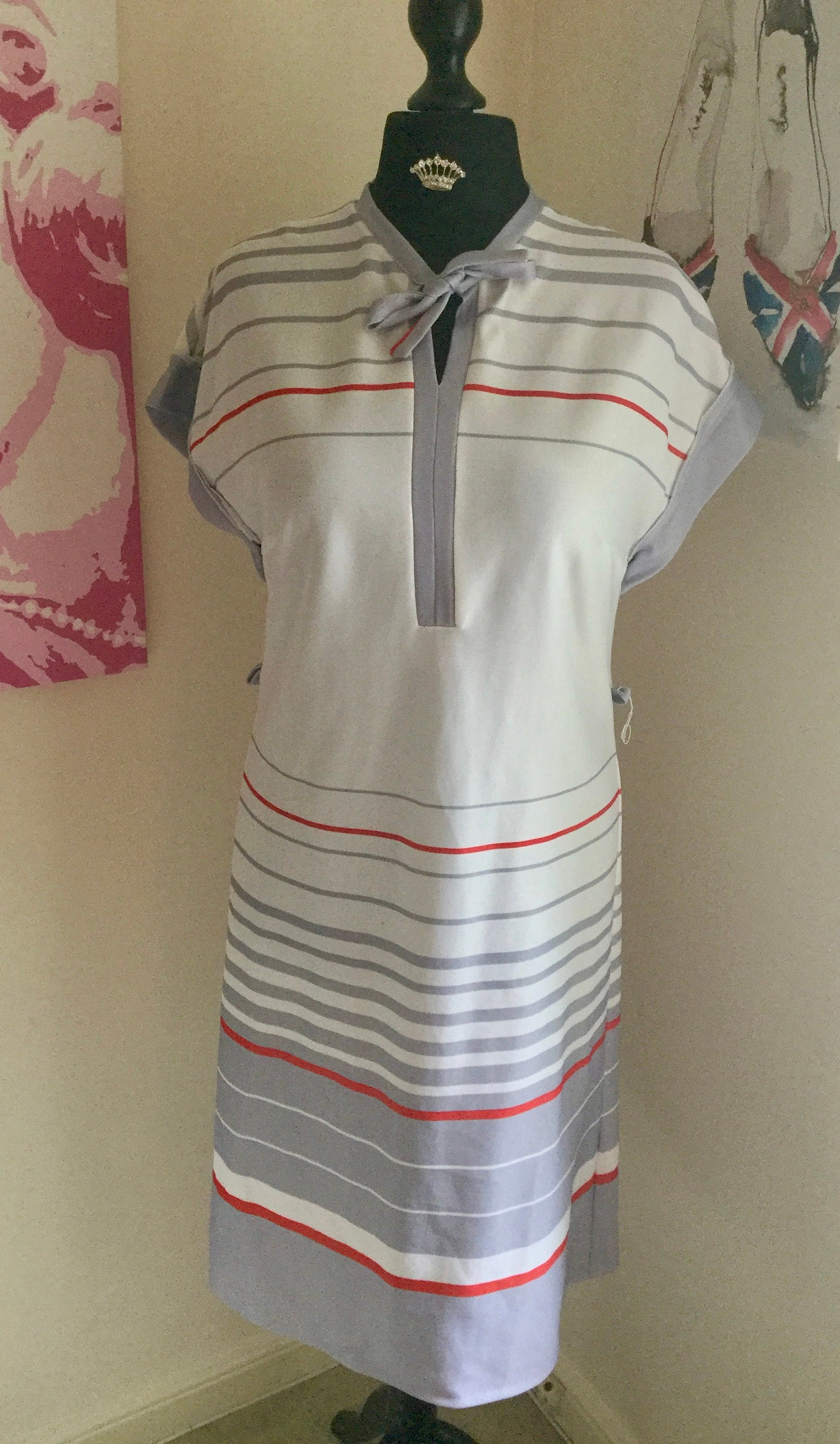 Jahrgang 1980 Es White Dress Mit Grau-Und Roten Streifen Größe Uk14 von QueeniesVintageStore
