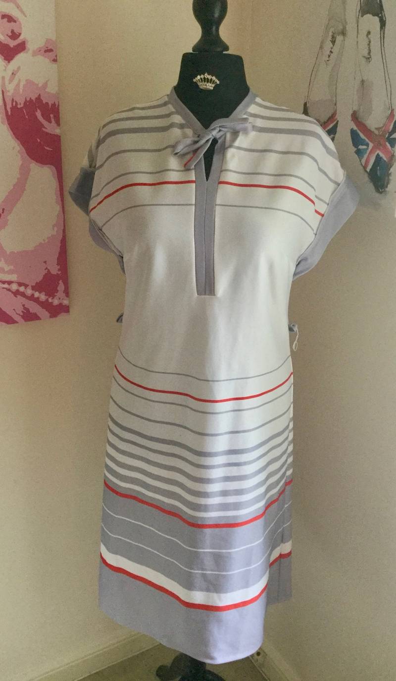 Jahrgang 1980 Es White Dress Mit Grau-Und Roten Streifen Größe Uk14 Jahrgang 1980 Es White Dress Mit Grau-Und Roten Streifen Größe Uk14 von QueeniesVintageStore