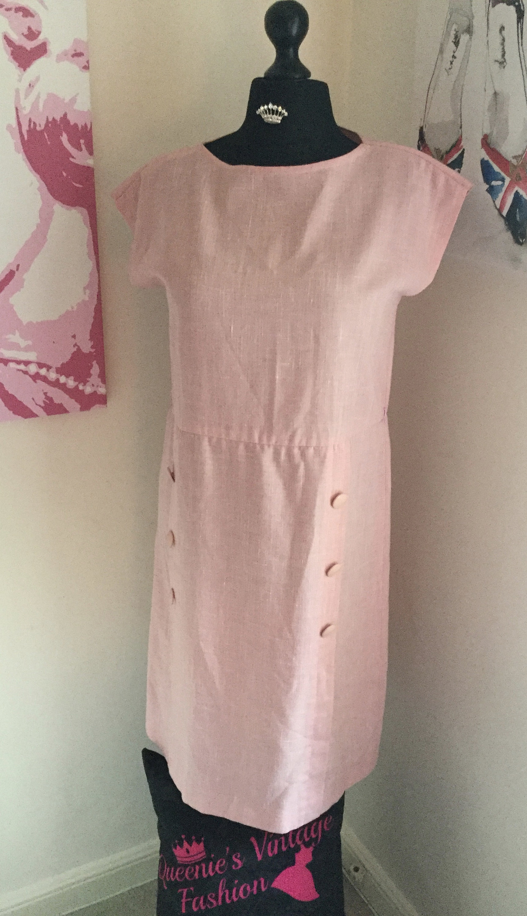 Vintage 1970 Rosa Leinen Knopf Detail Kleid Größe 12/Klein 14 von QueeniesVintageStore