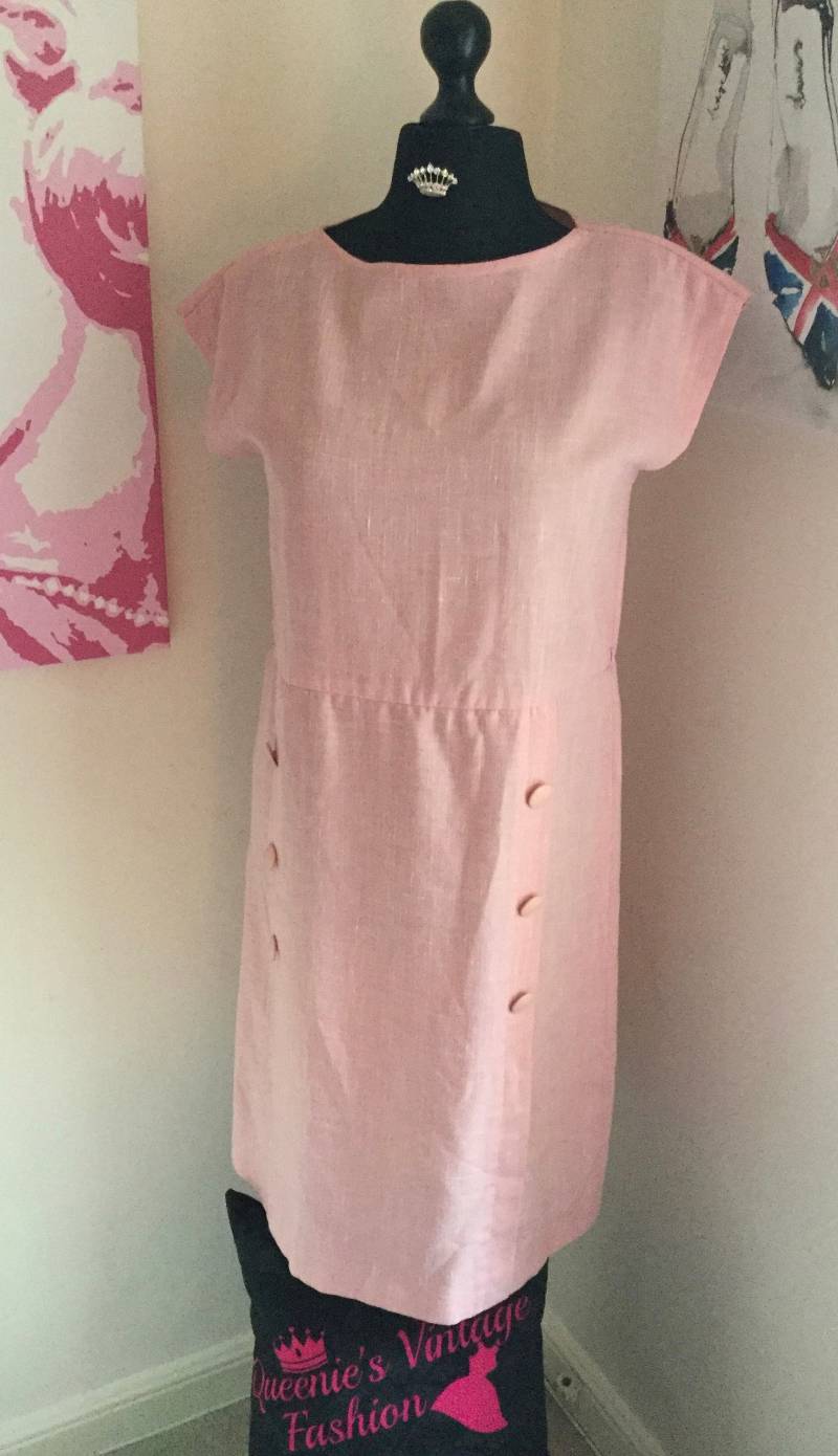 Vintage 1970 Rosa Leinen Knopf Detail Kleid Größe 12/Klein 14 von QueeniesVintageStore