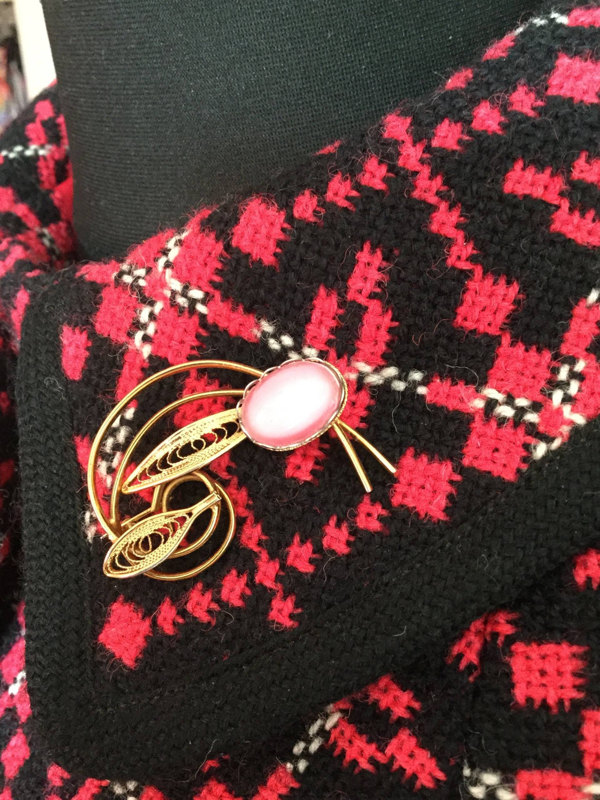 Vintage Gold Filigranen Mit Rosa Stein Brosche von QueeniesVintageStore