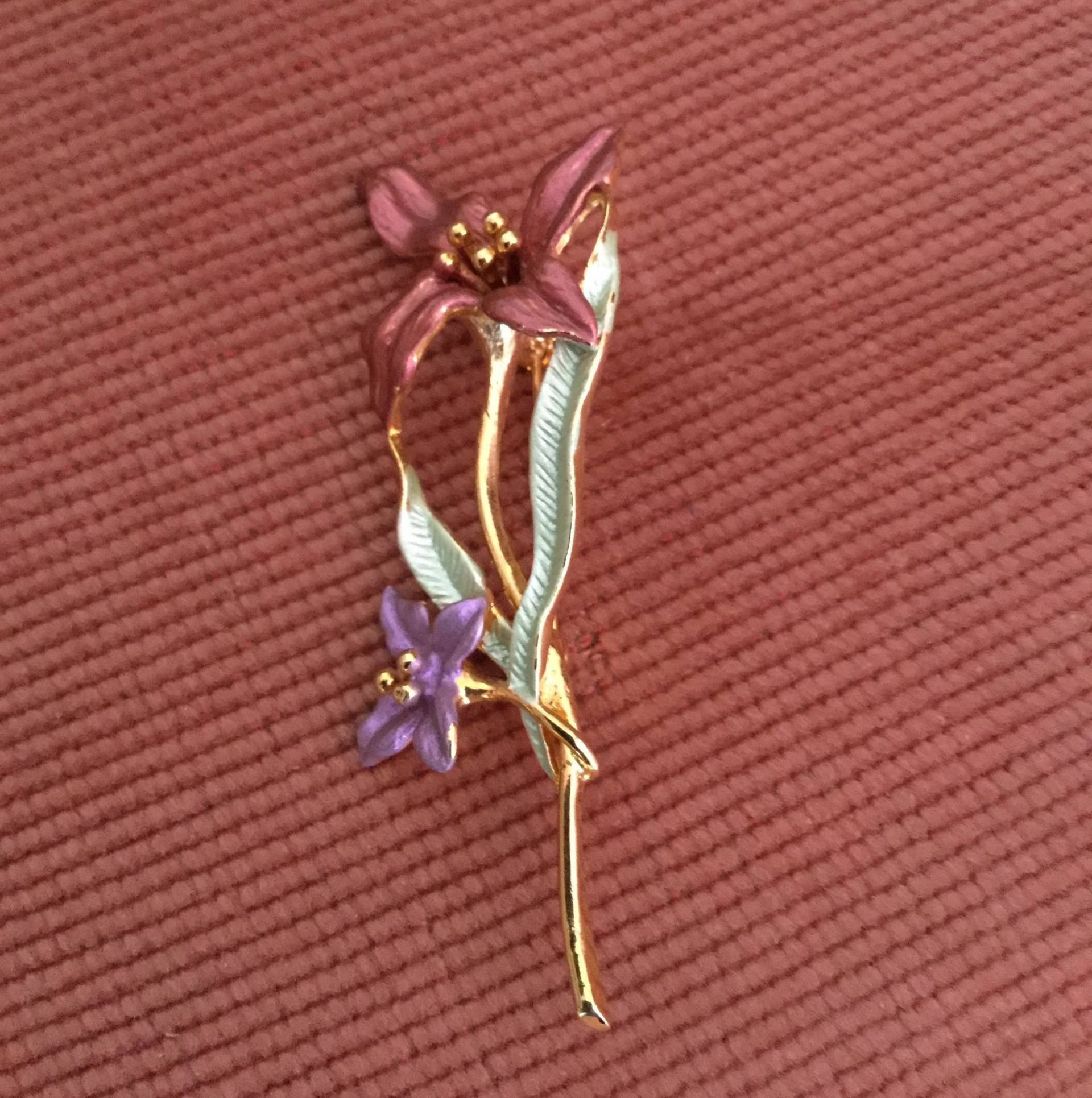 Vintage Lila Blume Und Blatt-Gold-Ton-Brosche von QueeniesVintageStore