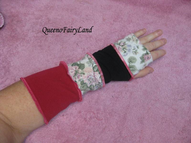 Dehnbare Stricken Finger-Lose Handschuhe, Armwärmer, Upcycled Rot/Schwarz/Blumen Hand Handgelenk Ärmel Dekoration, Arm Manschette Rechts/Links Paar von QueenoFairyLand