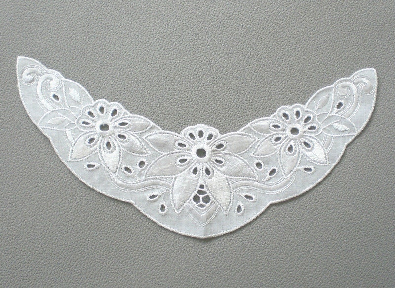 Spitzeneinsatz Off White Spitzenapplikation Einsatzspitze Ausschnitt Batist Spitze Wäschespitze von QueenofGarbage