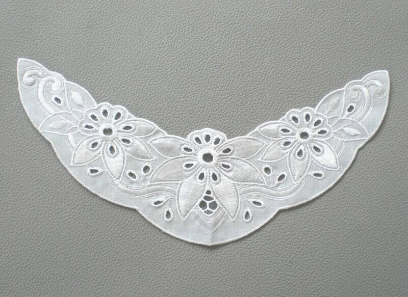 Spitzeneinsatz Off White Spitzenapplikation Einsatzspitze Ausschnitt Batist Spitze Wäschespitze von QueenofGarbage