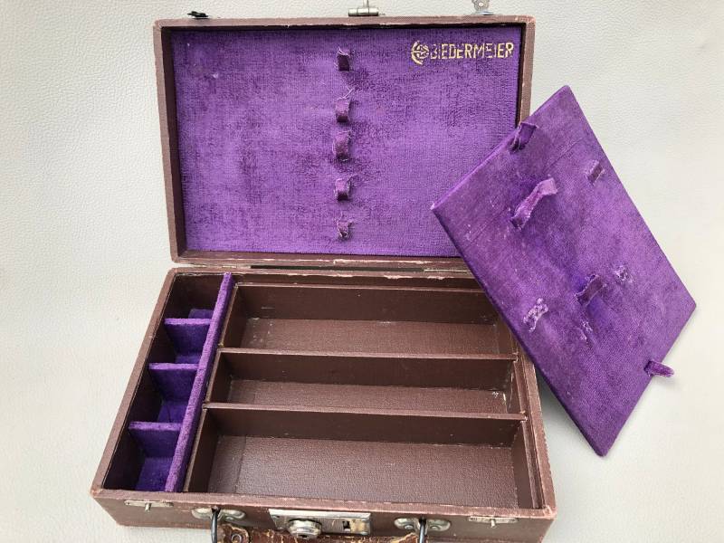 Kleiner Reisekoffer Reisenecessaire Mit Schlüssel Ohne Inhalt Originalzustand Stoff Bezogen von QueenofGarbage2