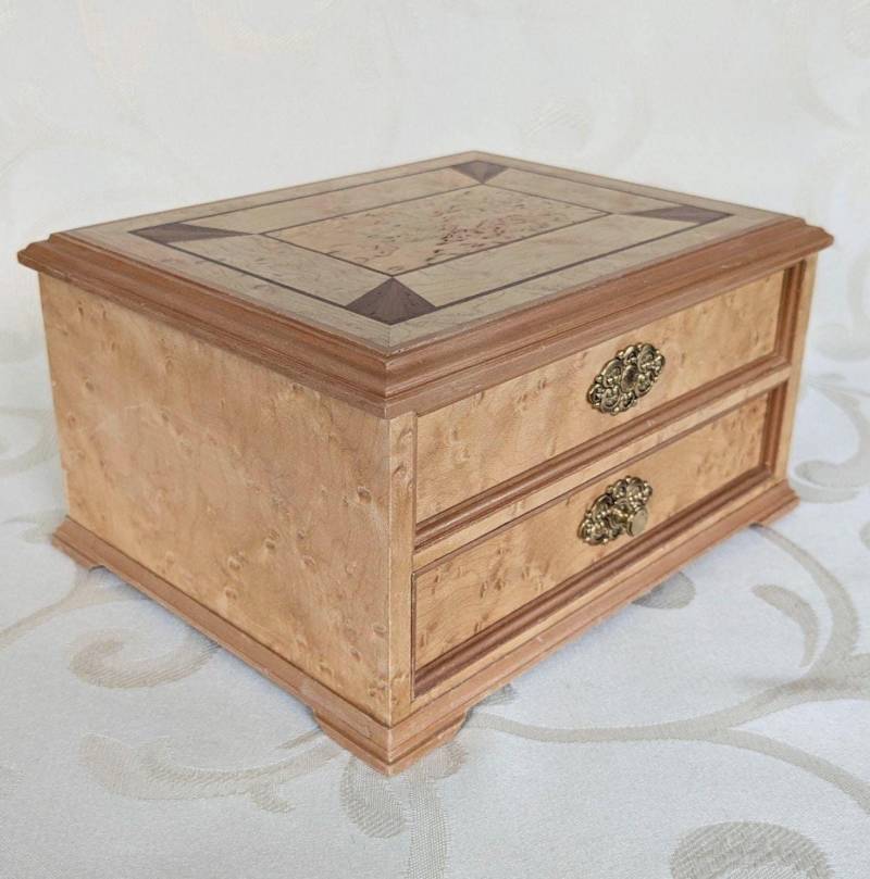 Schlichte Holzschatulle Schmuckschatulle Schmuckkästchen Schmuckkasten Furnierte Metallornamente Intarsien von QueenofGarbage2