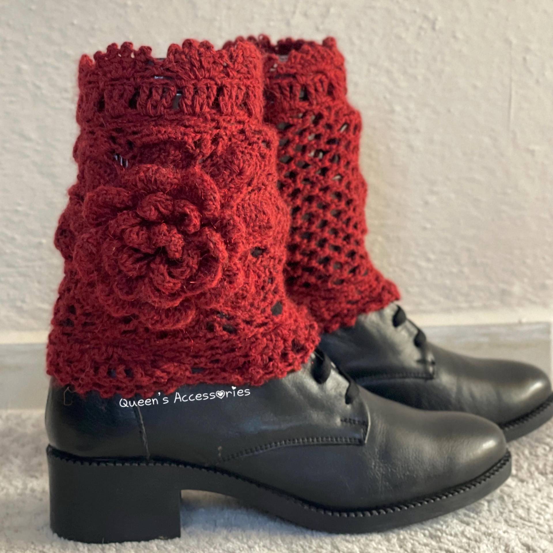 Bestseller Manschetten, Häkeln Dunkelrot Boot Manschetten Mit Blume, Beinwärmer, Herbst-Winter-Mode-Accessoires Bestseller Manschetten, Häkeln Dunkelrot Boot Manschetten Mit Blume, Beinwärmer, Herbst-Winter-Mode-Accessoires von QueensAccessories