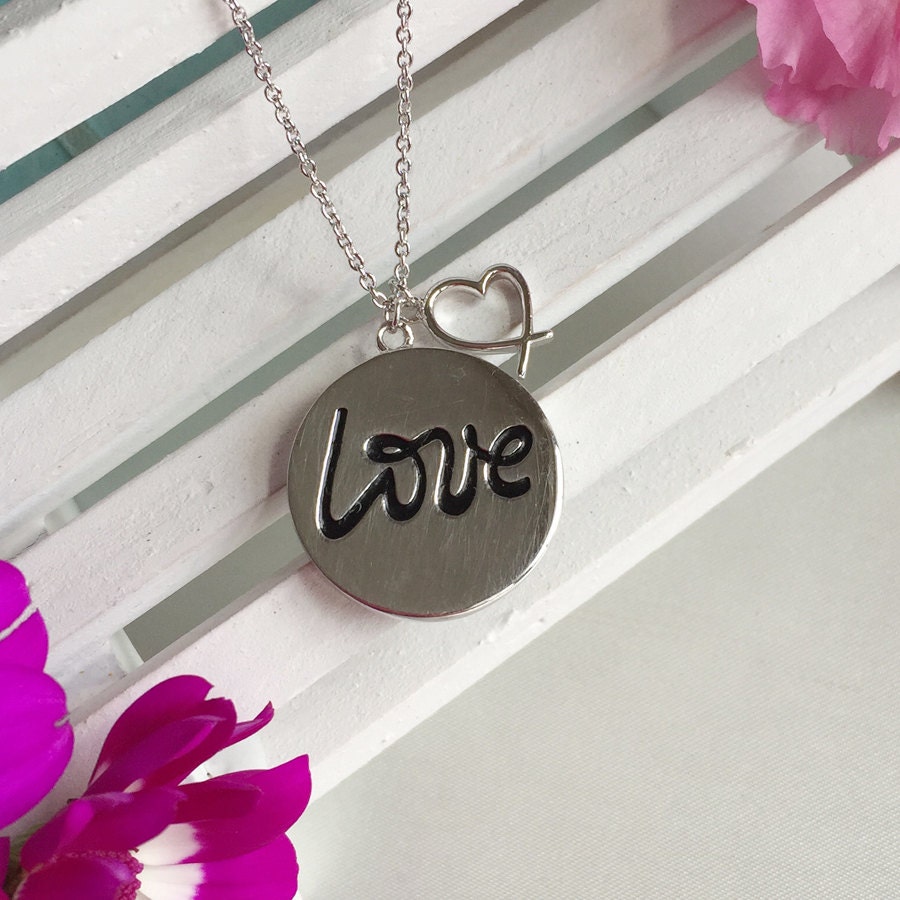 Liebe Medal Necklace-Engraved Medaille Halskette-Liebe Und Herz-Halskette-Metall-Halskette Für Liebte Eine Schöne Valentinstag Geschenke von QueensJewelryOnline