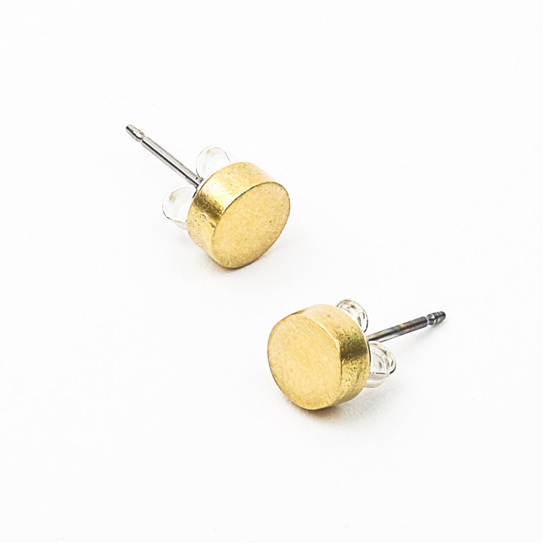 "Dot Ohrstecker "Dot" Aus Messing Mit Sterlingsilber Ohrsteckern Von Queens Metal." von QueensMetalJewelry