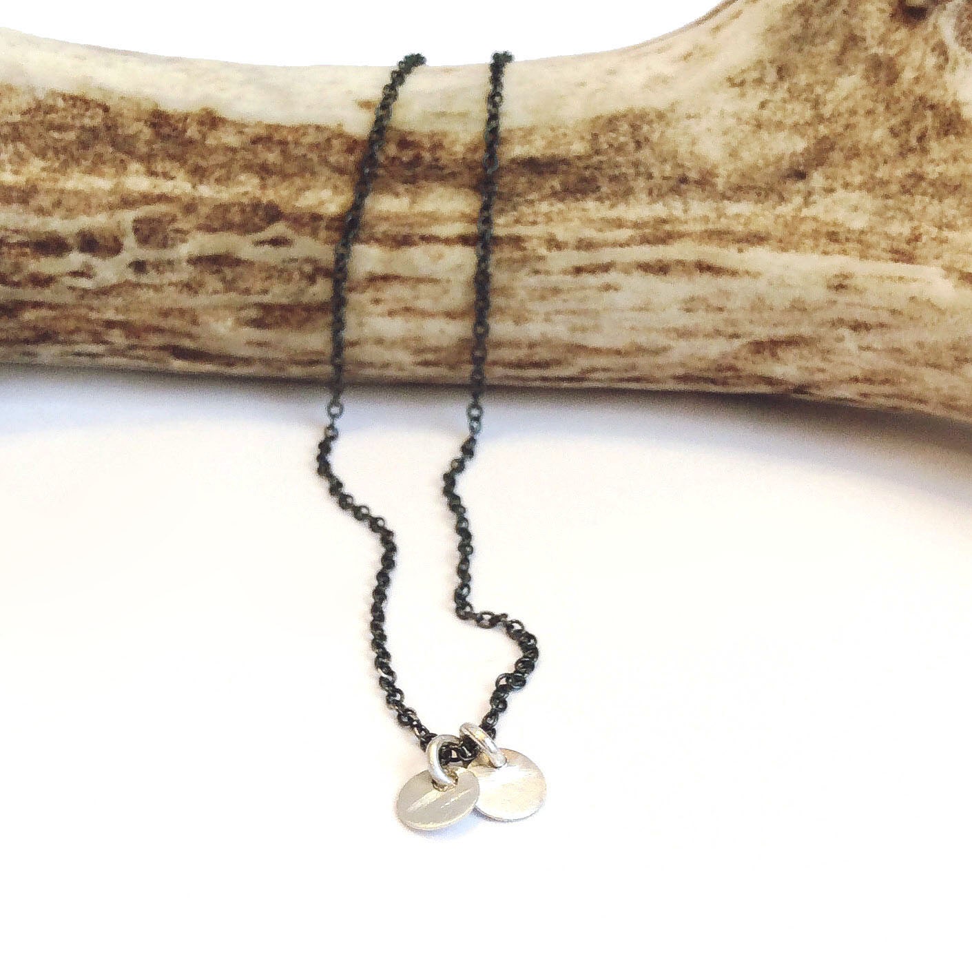 Twinkle Halskette - Hell Silber Und Dunkel Kreis Handgemacht Von Queens Metal von QueensMetalJewelry