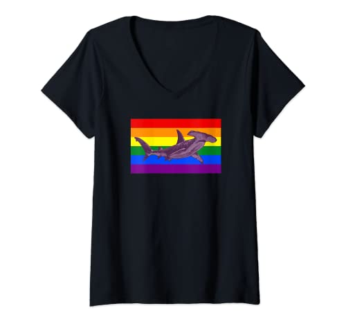 Damen Nautische Hammerhead Shark Gay Pride Flagge Ocean Beach T-Shirt mit V-Ausschnitt Damen Nautische Hammerhead Shark Gay Pride Flagge Ocean Beach T-Shirt mit V-Ausschnitt von Queer Couple Gay Pride Stuff and Aesthetic Fashion