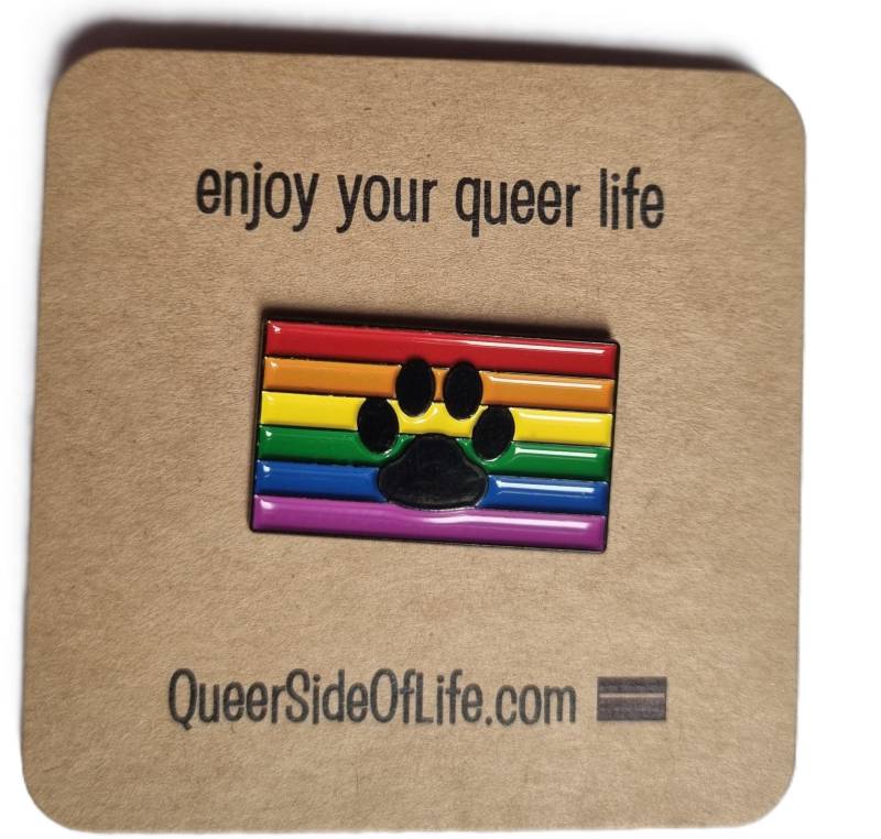 Pin Pride Flagge Mit Pfote - Schwarzer Hintergrund Aus Metall Und Emaille Anstecker Queer Lgbtq Regenbogen Für Tierliebhaberinnen von QueerSideOfLife