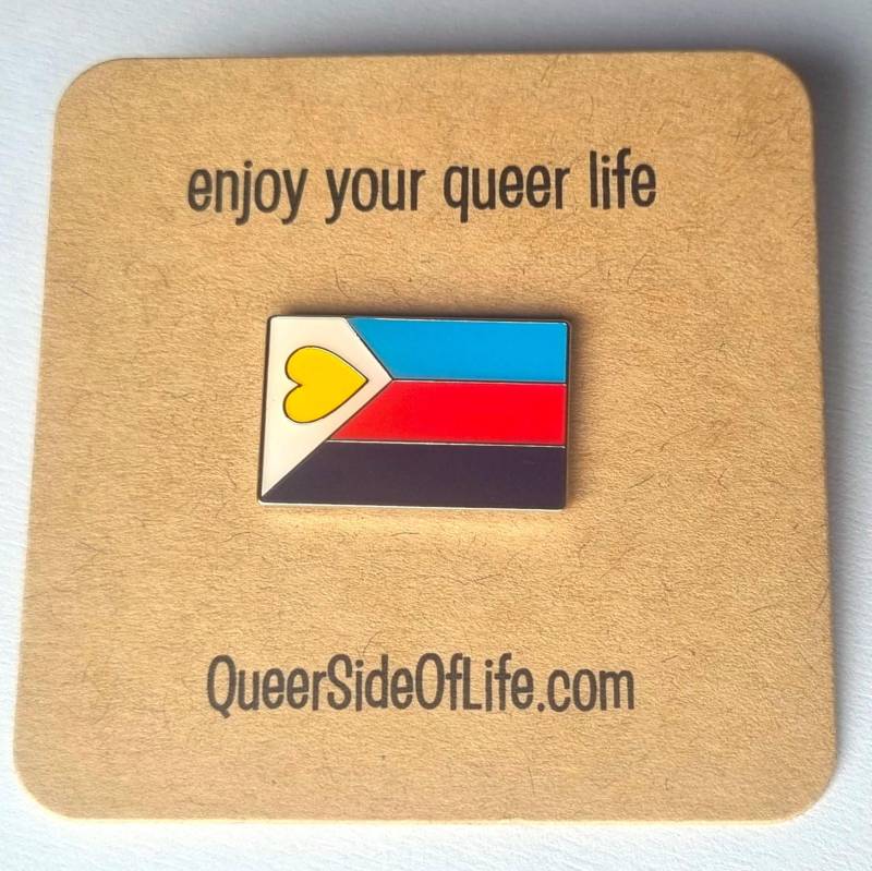 Polyamorie-Flagge Pin - Silberner Hintergrund Edle Optik Neue Poly-Flagge von QueerSideOfLife