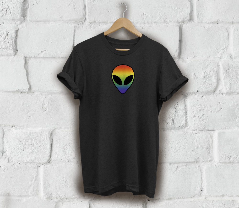 Gay Pride Shirt , Regenbogen Alien Süßes Für Geschenk Queer Unisex Schwarz Oder Weiß T-Shirt von QueerlyDesigns