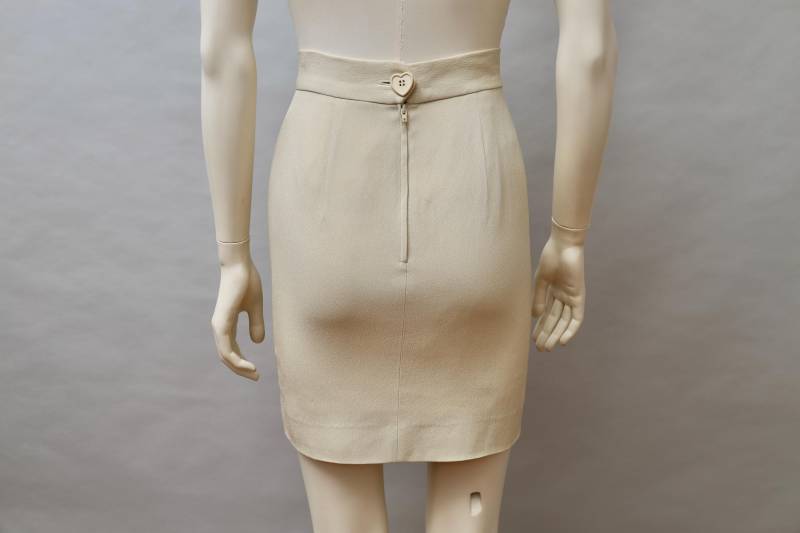 2000Er Jahre Moschinonach Billig Und Chic Beige Herz Knopf Bleistift Rock - Small von QuerelleDesFemmes