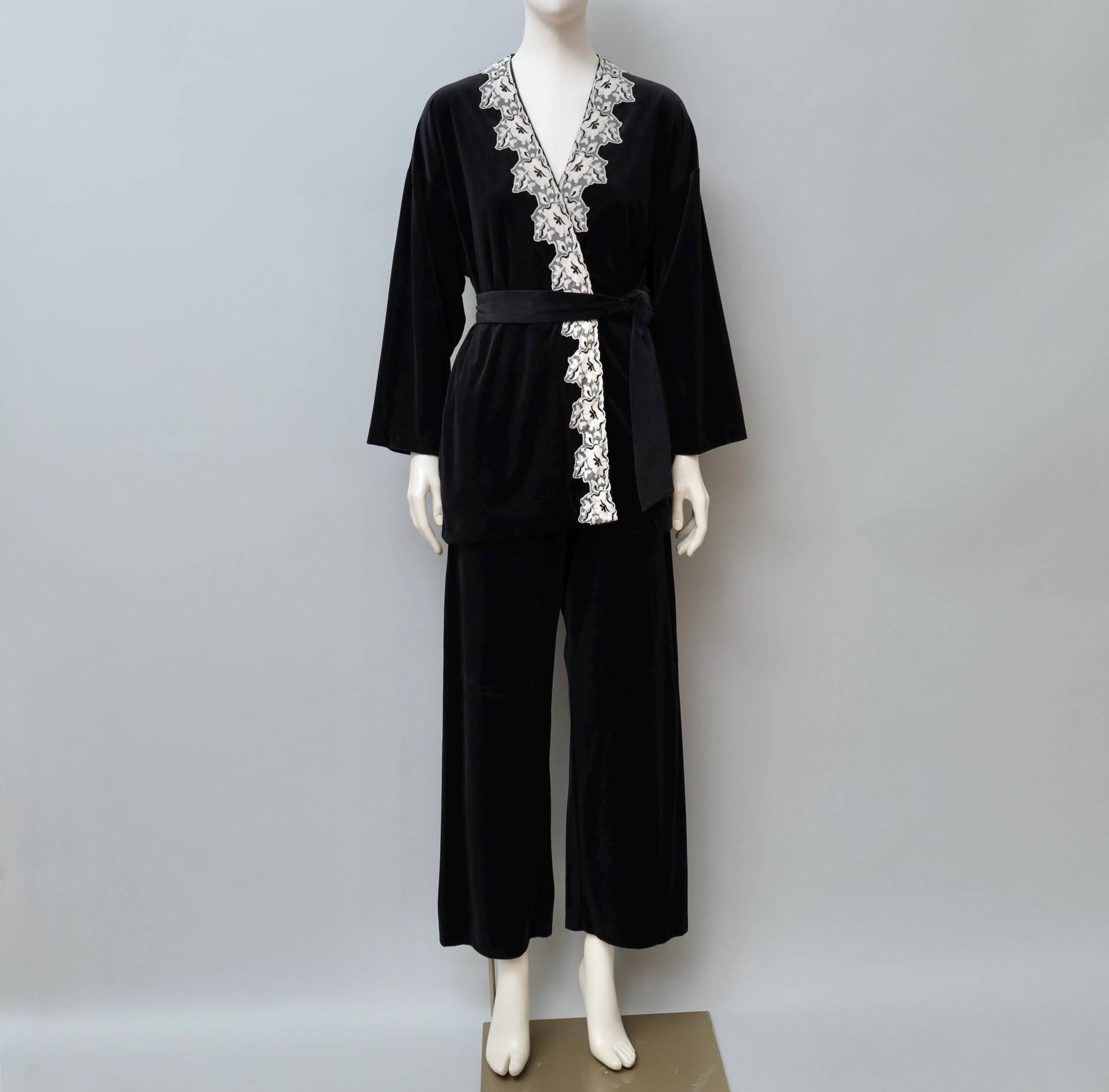 H/W 1994 Chantal Thomass Robe Aus Schwarzem Samt Und Elfenbeinfarbener Spitze H/W 1994 Chantal Thomass Robe Aus Schwarzem Samt Und Elfenbeinfarbener Spitze von QuerelleDesFemmes