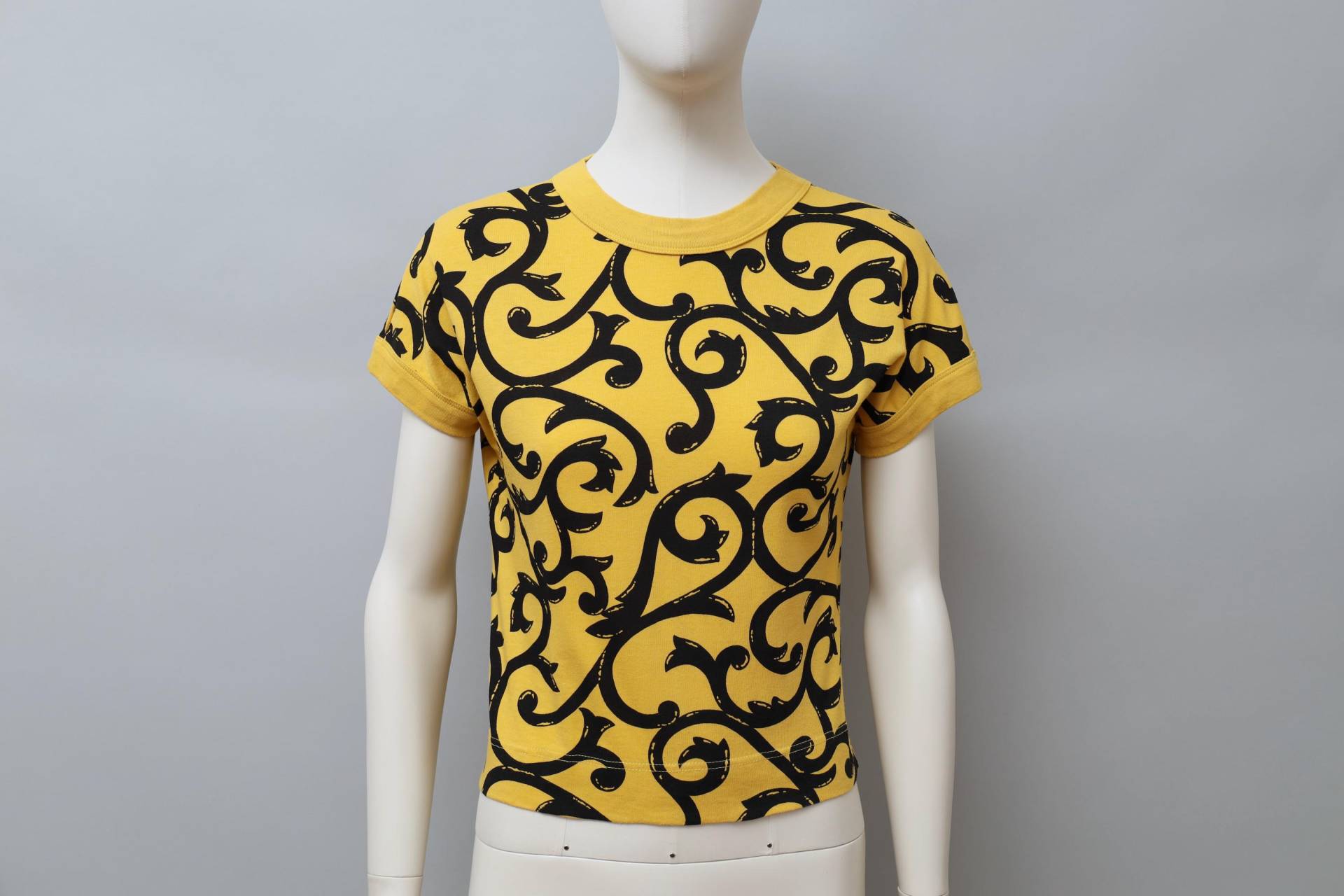 S/1989 Chantal Thomass Gelbes Design-T-Shirt Aus Schmiedeeisen von QuerelleDesFemmes