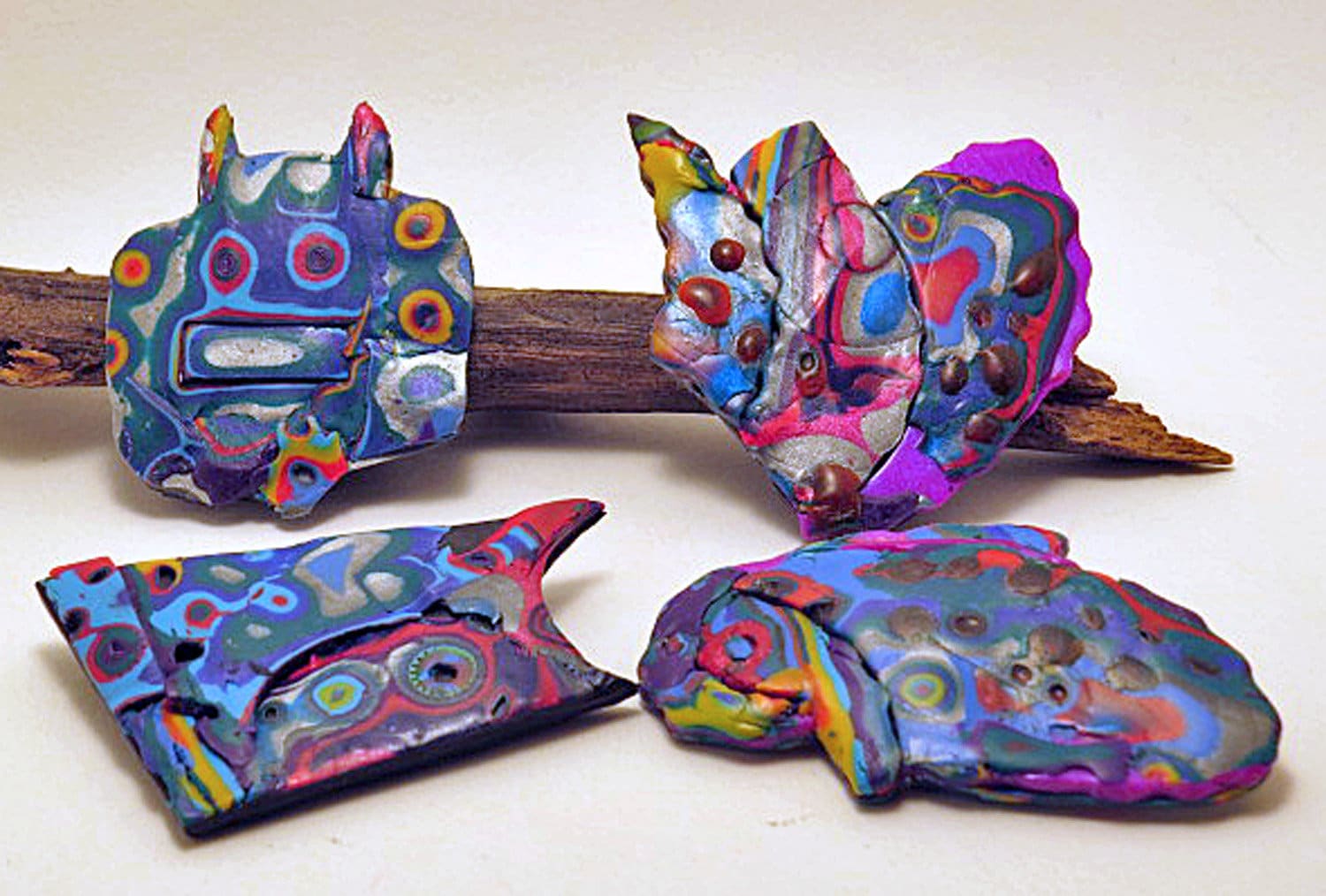 Bunte Broschen Aus Polymer Clay Java Design Kollektion von QuerkyBitsbyKerry