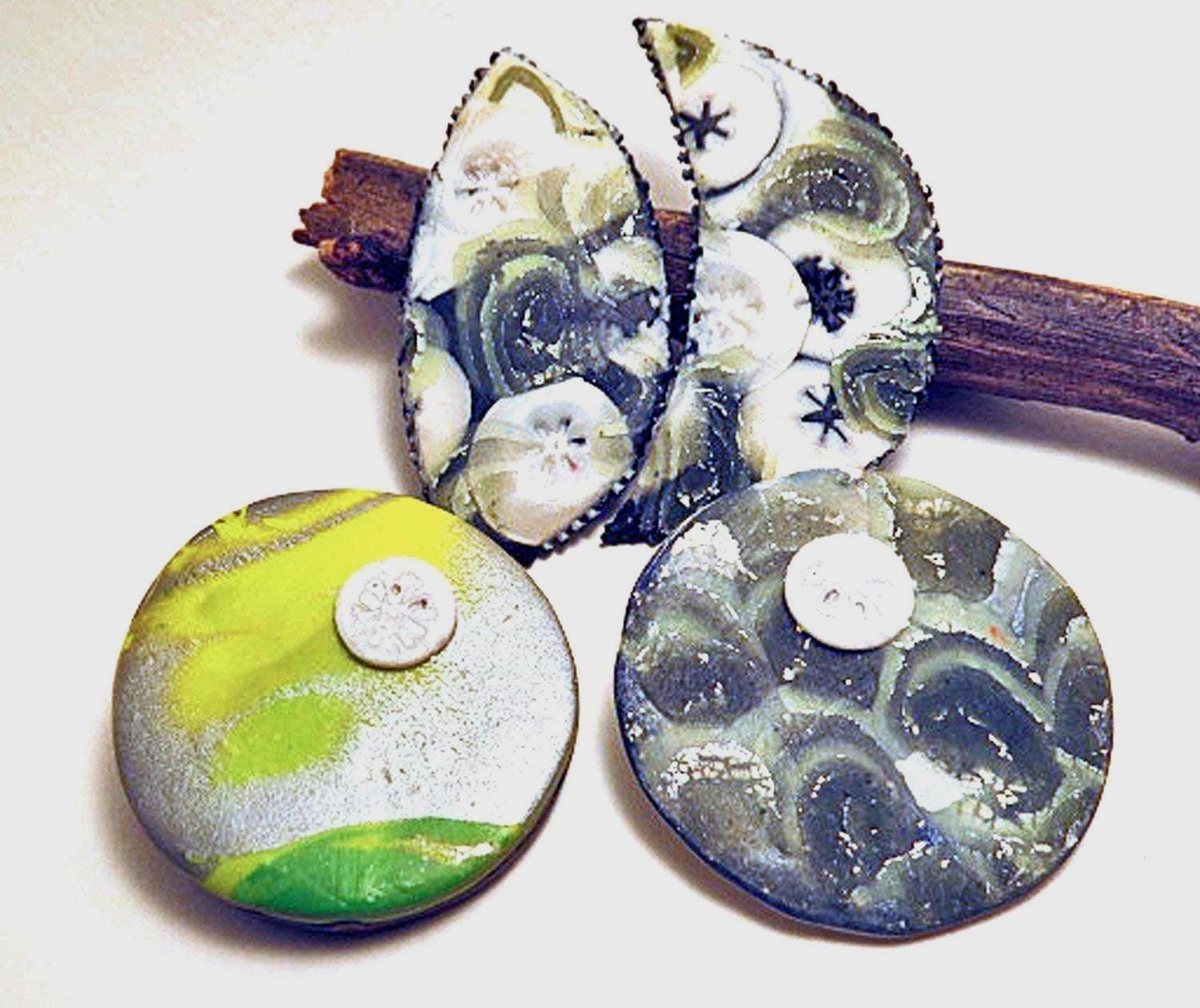 Handgemachte Mond Brosche Aus Polymer Clay Grün, Blattsilber & Perle von QuerkyBitsbyKerry