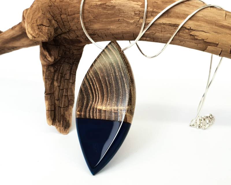 Blatt Dunkelblau Harz Anhänger/Robinie Und Blau Mit Silber Verstellbare Schlange Kette Holz Natürliche Schmuck von QueseraPL