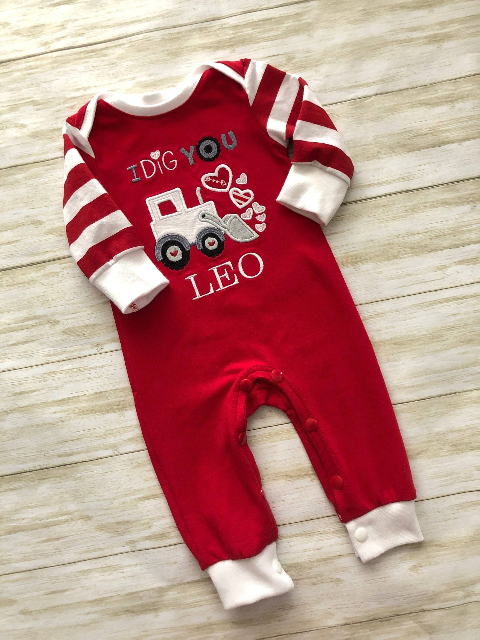 Baby Strampler Valentinstag, 1St Valentinstag Outfit, Traktor Mit Herz von QuickStitchNmore