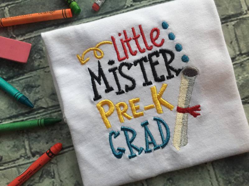 Junge Pre-K Grad Oben, Kleine Mister T-Shirt von QuickStitchNmore