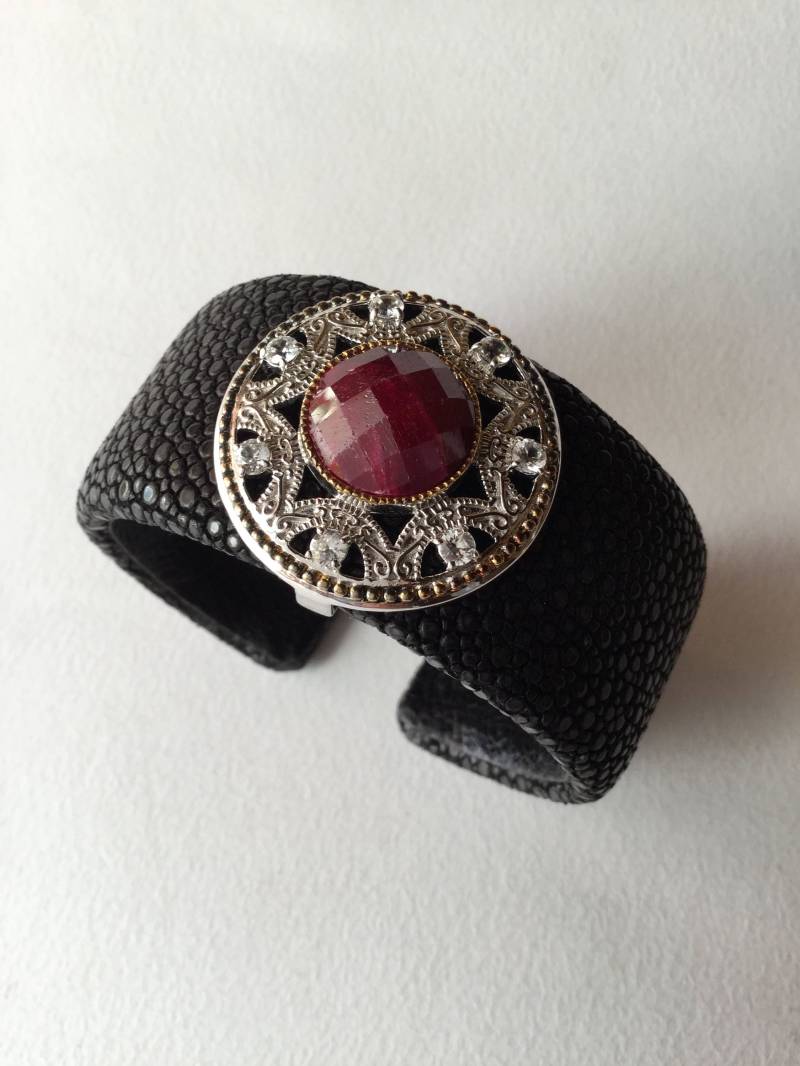 Schwarzer Vintage-Galuchat-Armreif Und Durchbrochener Knopf Aus Sterlingsilber Mit Rubinzirkonen Schwarzer Vintage-Galuchat-Armreif Und Durchbrochener Knopf Aus Sterlingsilber Mit Rubinzirkonen von Quieora