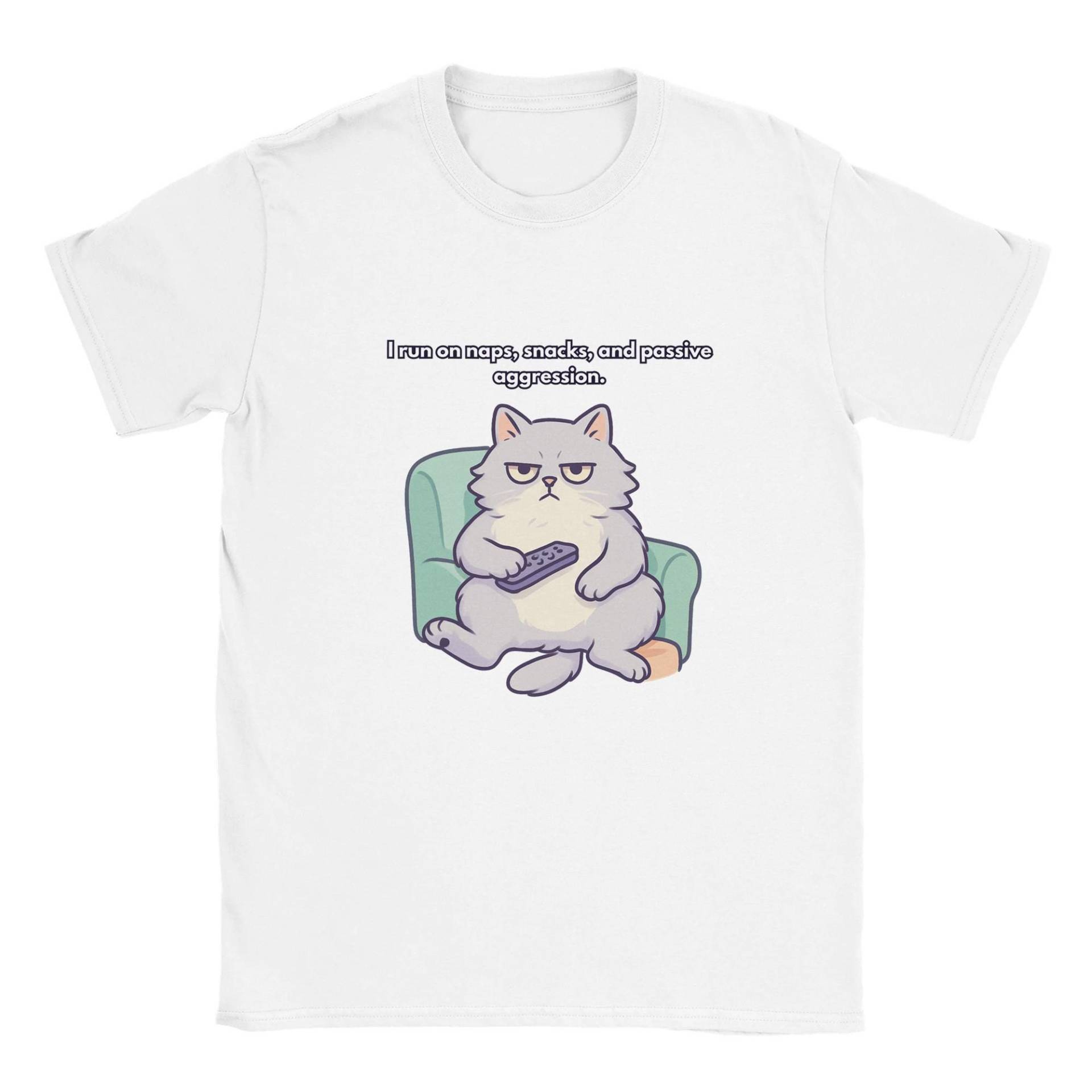 Lustiges Grumpy Cat T-Shirt - Unisex Katzenliebhaber Ich Laufe Von Nickerchen, Snacks & Positive Aggression Lustiges Grumpy Cat T-Shirt - Unisex Katzenliebhaber Ich Laufe Von Nickerchen, Snacks & Positive Aggression von QuietPawsStudio