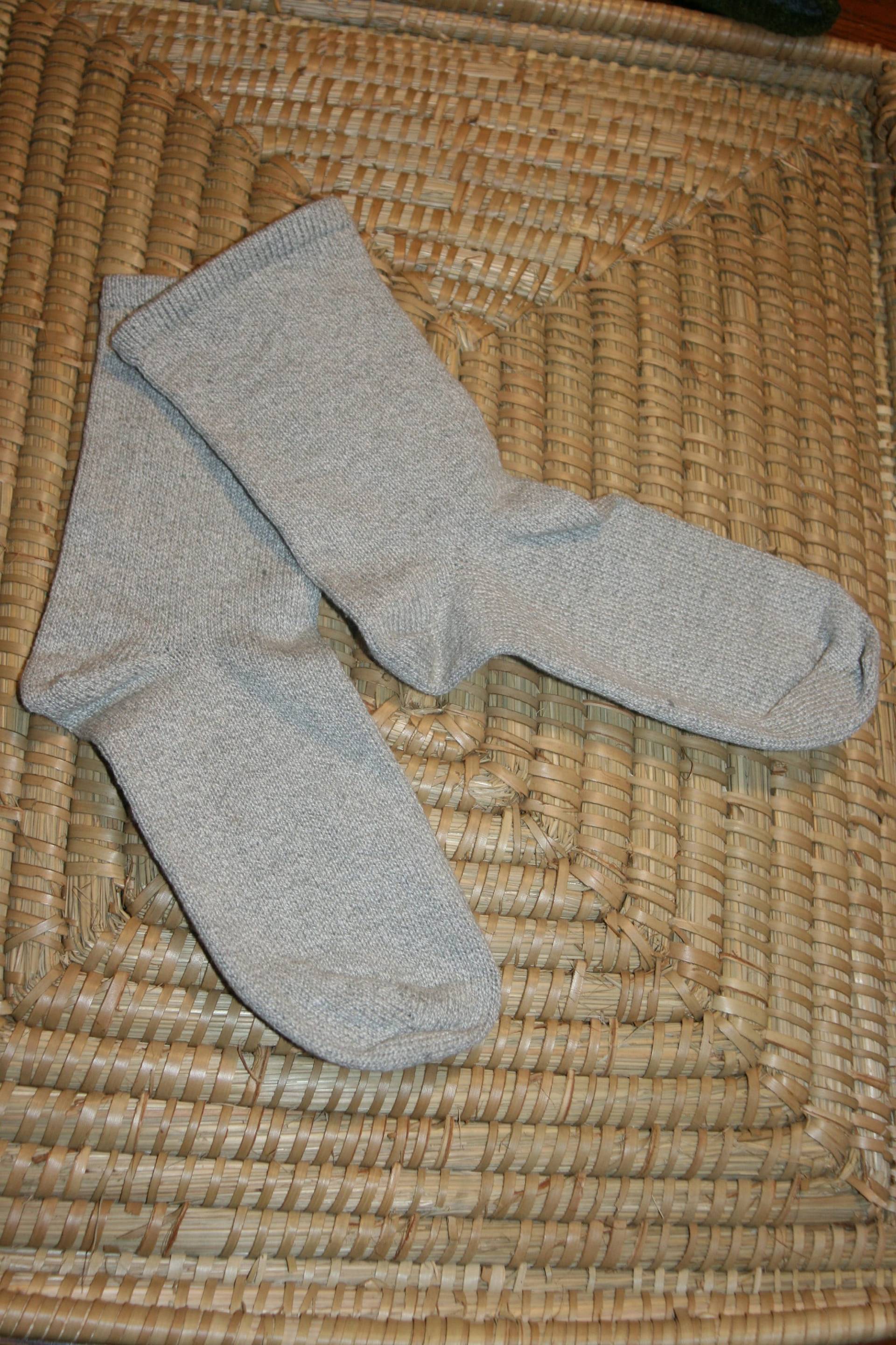 Handgefertigte Socken Aus Wolle-Baumwoll-Mischung - Weiche Graue Stricksocken Handgefertigte Socken Aus Wolle-Baumwoll-Mischung - Weiche Graue Stricksocken von QuietStorytellers