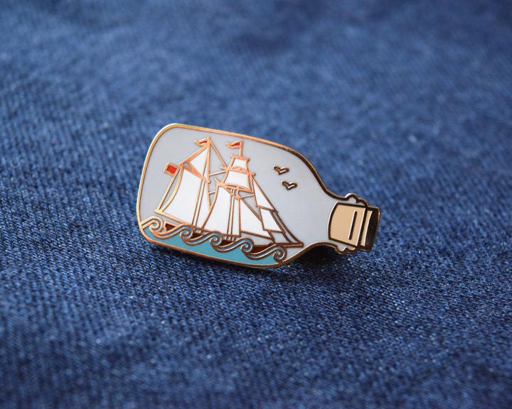 Schiff in Der Flasche Emaille Pin Schiff in Der Flasche Emaille Pin von QuietTideGoods