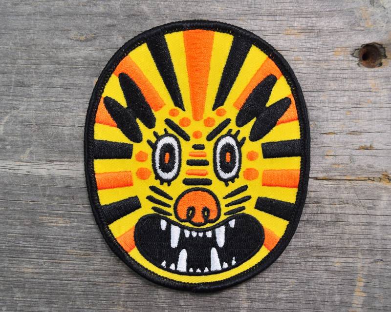 Gestickter Löwe Aufnäher, Farbenfrohes Design | 3-4 in Oval von QuietTideGoods