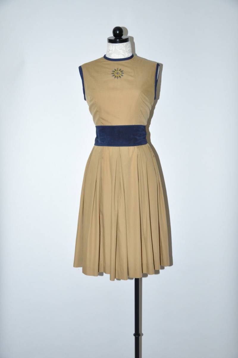60Er Jahre Khakifarbenes Plissee Tageskleid/Ärmelloses Vintage Hauskleid Beiges Plisseekleid von QuietUnrest
