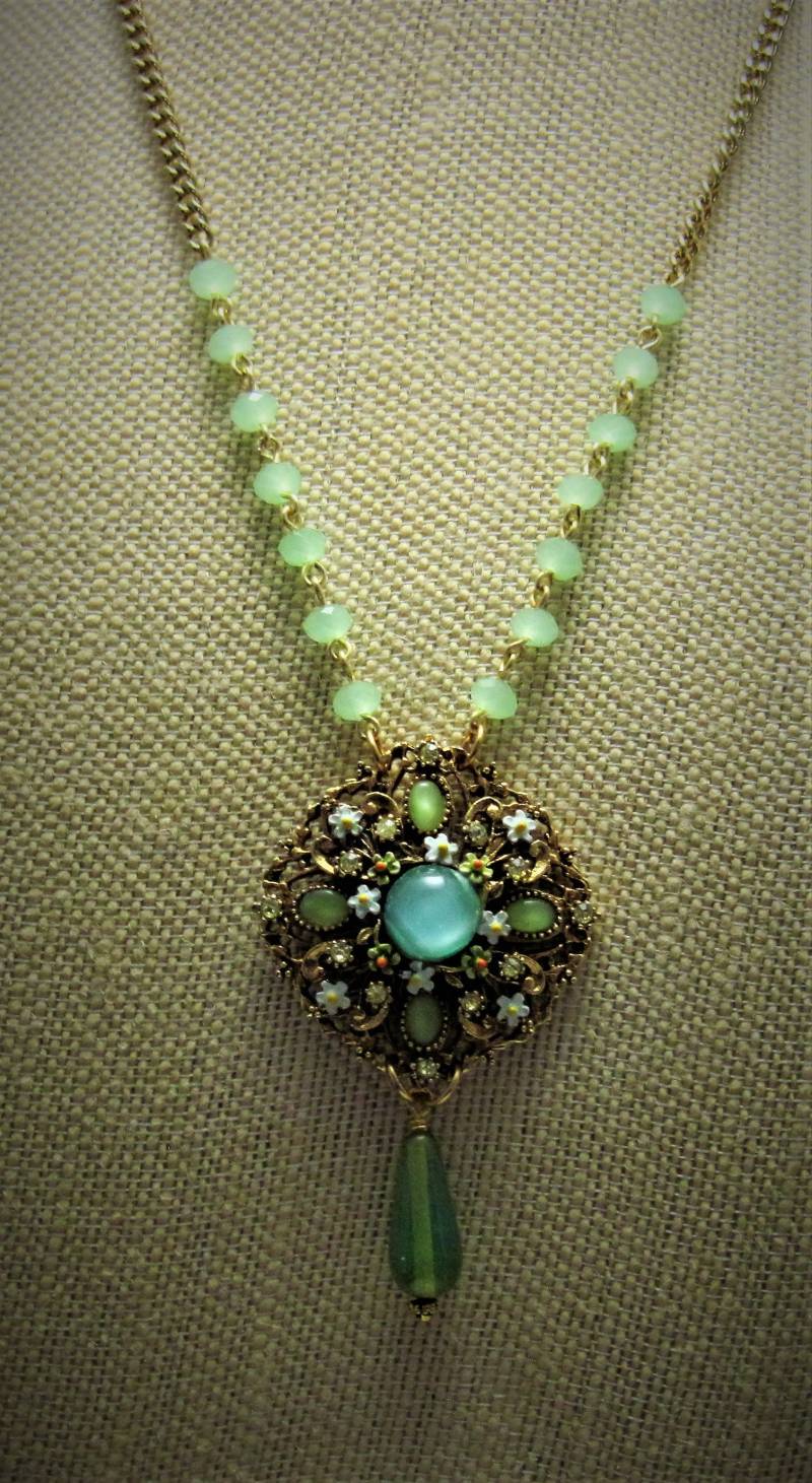 Vintage Brosche Als Anhänger An Vintage-Kette Vintage Brosche Als Anhänger An Vintage-Kette von QuietWoodsShop