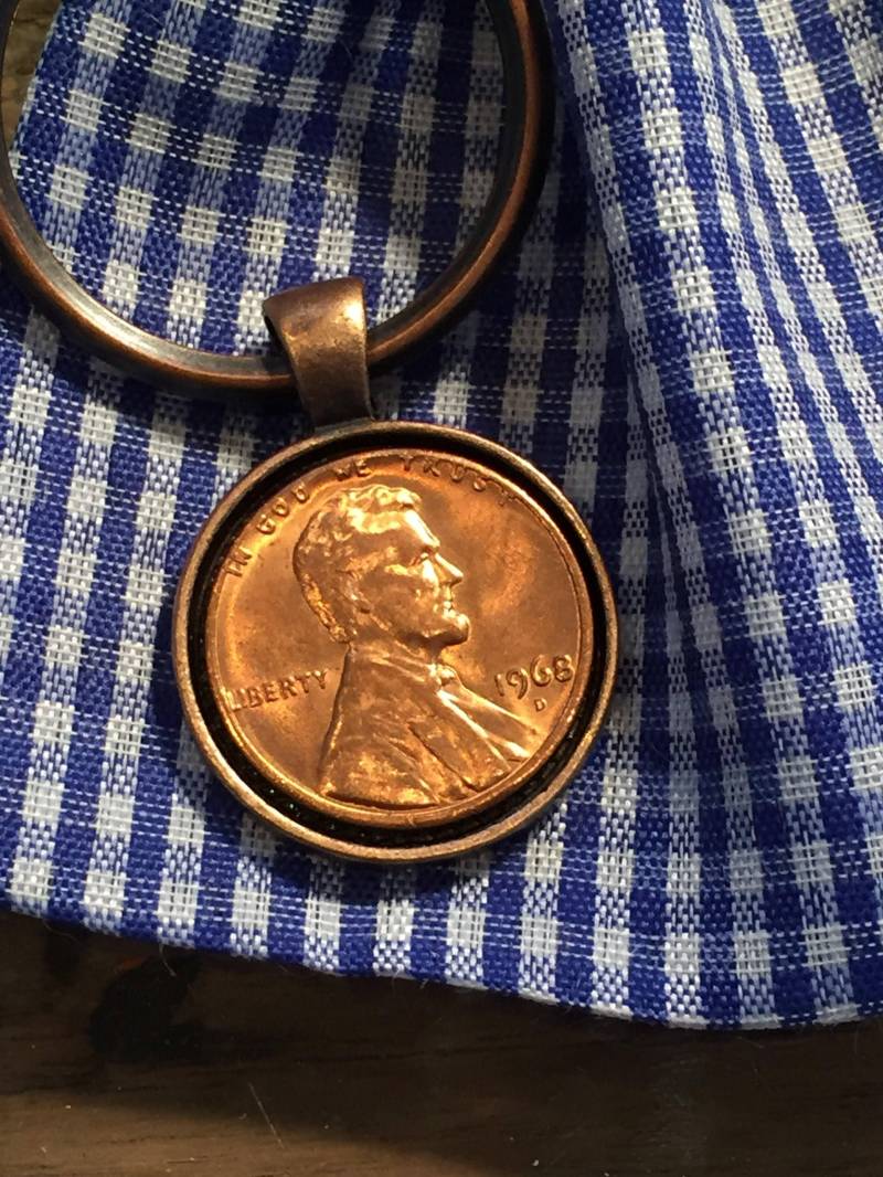 1968 Penny Schlüsselanhänger - Antik Kupfer 1968 Penny Schlüsselanhänger - Antik Kupfer von QuigsWorkshop