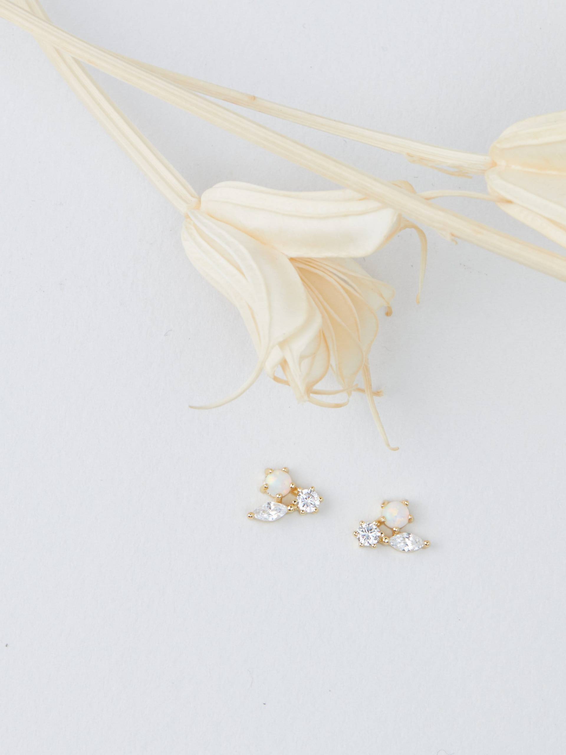 Opal Trio Cluster Ohrstecker von QuillFineJewelry