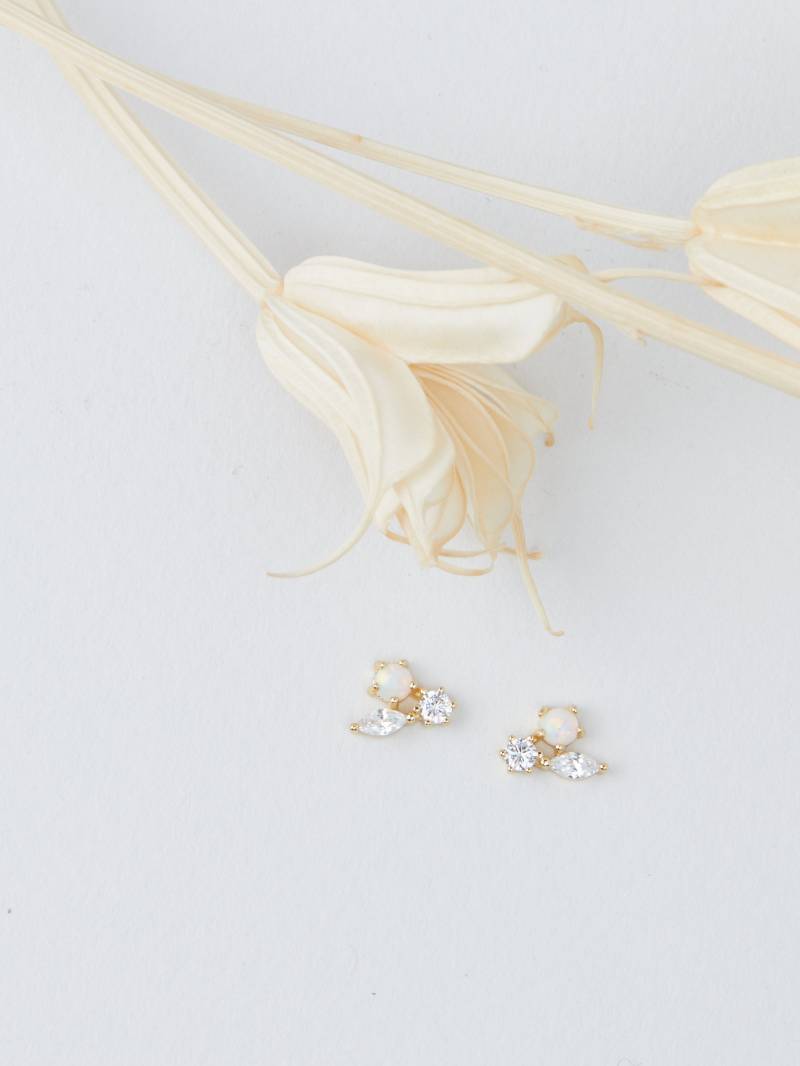 Opal Trio Cluster Ohrstecker von QuillFineJewelry