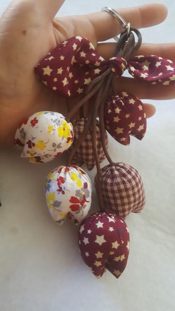 Handgemachter Schlüsselanhänger, Tulpen-Schlüsselanhänger, Blumen-Schlüsselanhänger von QuiltNCrochet