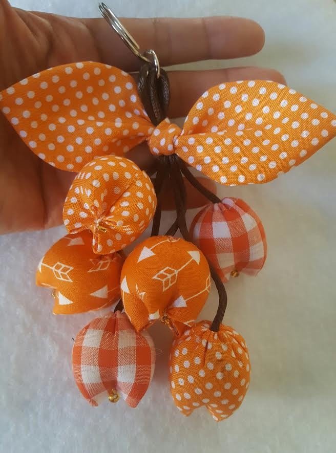 Handgemachter Schlüsselanhänger, Tulpen-Schlüsselanhänger, Blumen-Schlüsselanhänger von QuiltNCrochet