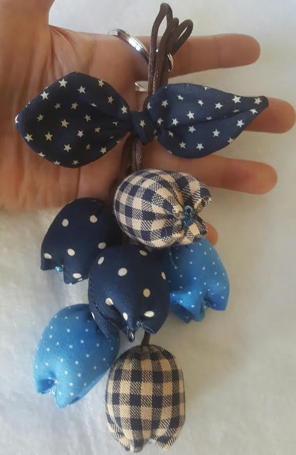 Handgemachter Tulpen Schlüsselanhänger, Schlüsselbund, Blumen Schlüsselanhänger Blau von QuiltNCrochet