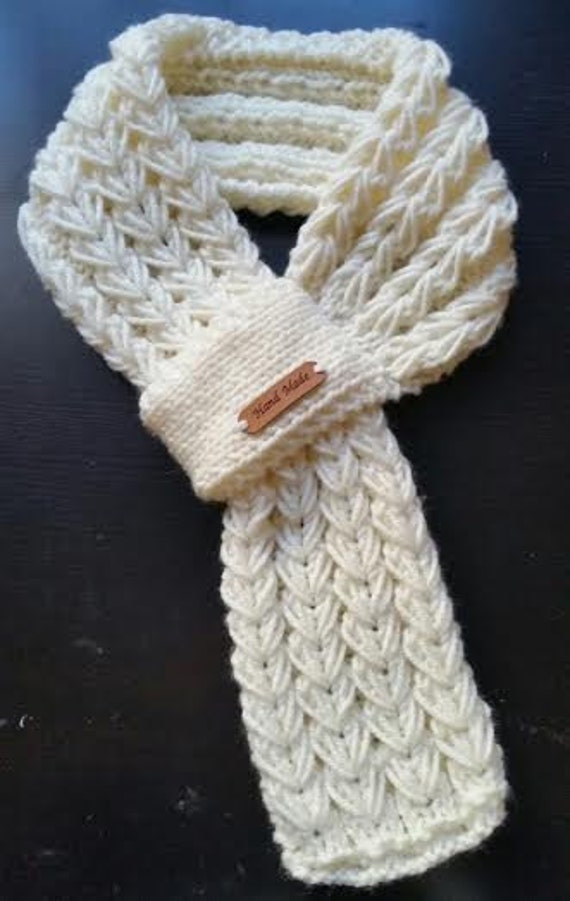 Kinder Oder Erwachsene Verstellbarer Handgestrickter Schal/Halswärmer Mit Handgefertigtem Lederetikett von QuiltNCrochet