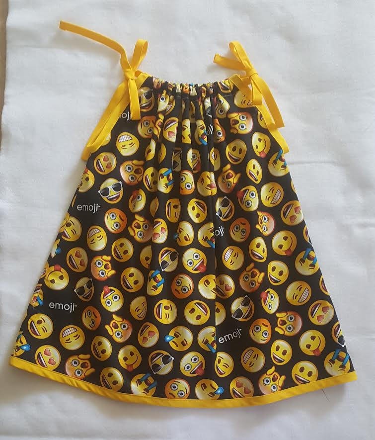 Mädchen Emoji Kissenbezug Kleid, Gelb Schwarz Emoji, Sommerkleid, Sonnenkleid von QuiltNCrochet