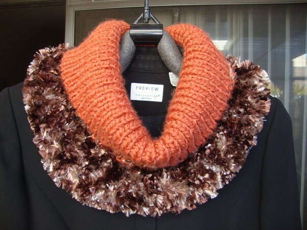 Handgestrickter Schal Kürbis Orange Wollgemisch Halswärmer von QuiltNCrochet