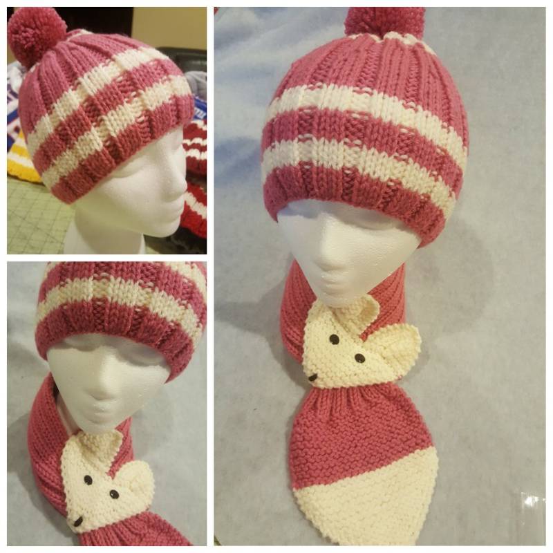 Set Handgestrickte Kindermütze/Beanie Mit Pom Fuchs Schlüsselloch Halswärmer Schal von QuiltNCrochet