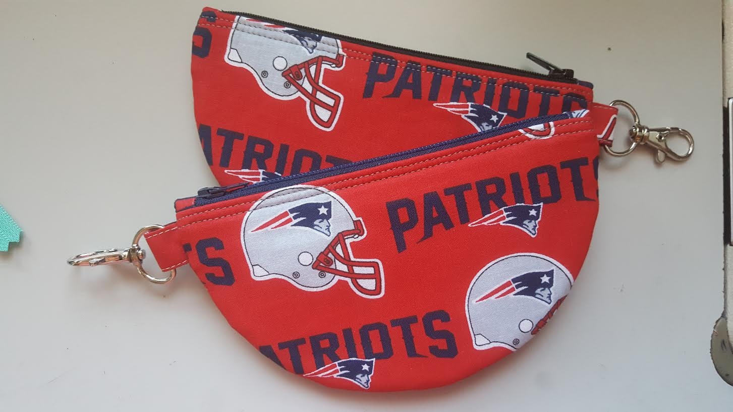 Set Mit 2 New England Patriots Football Print Handgefertigte Reißverschlusstasche, Münztasche, Münzbeutel. Kartenhalter von QuiltNCrochet