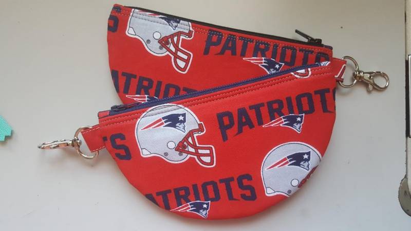 Set Mit 2 New England Patriots Football Print Handgefertigte Reißverschlusstasche, Münztasche, Münzbeutel. Kartenhalter von QuiltNCrochet